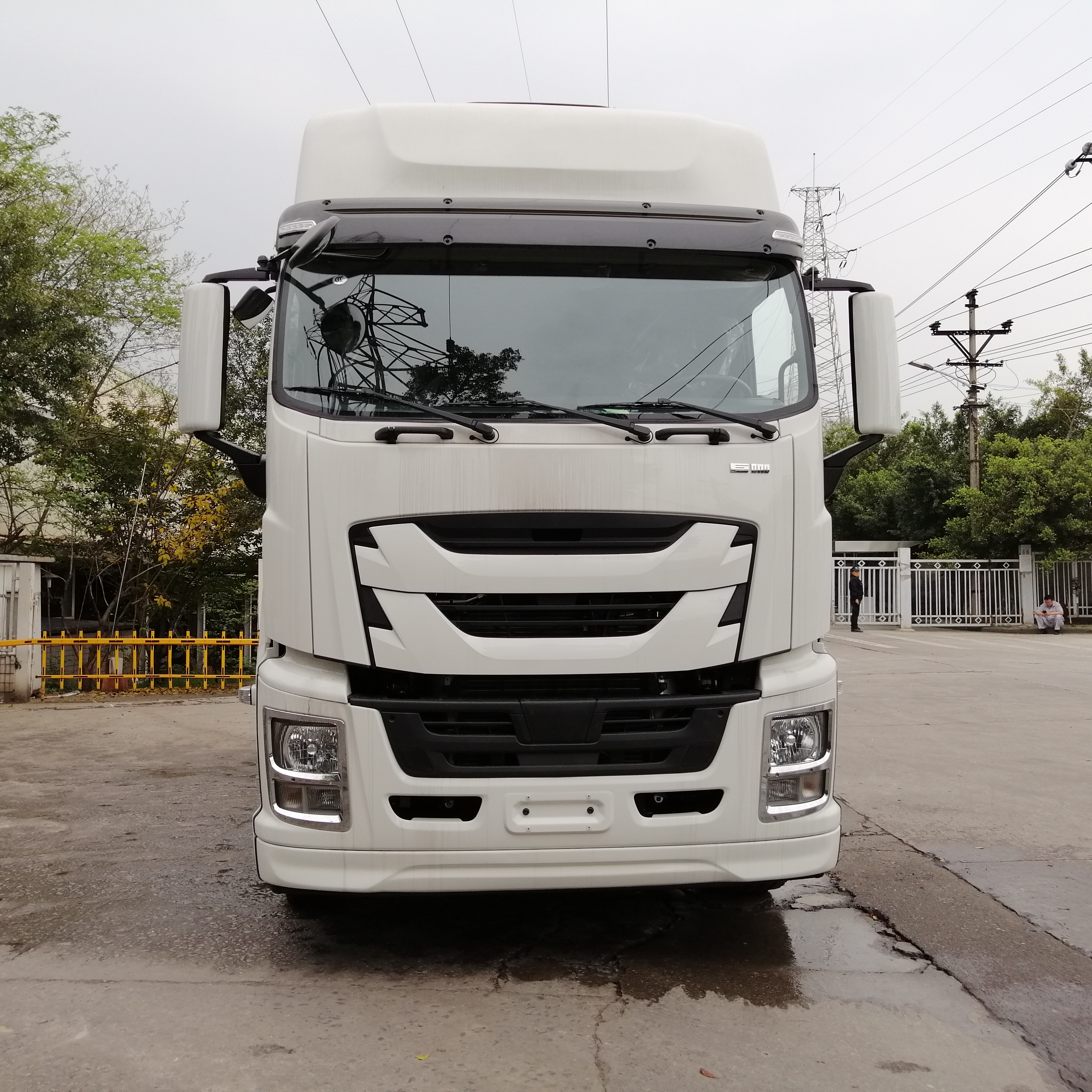 Головка трактора ISUZU GIGA 18 тонн 4x2 6 колесная