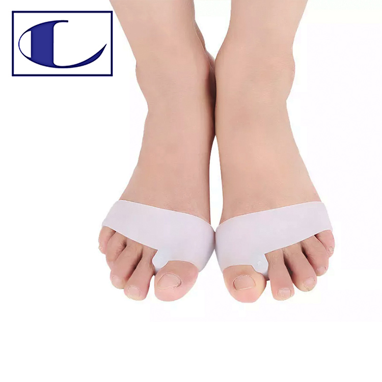 A padded insole in which the gel of the sleeve insole compresses the separated toes Forefoot cushion Toe Splitter
