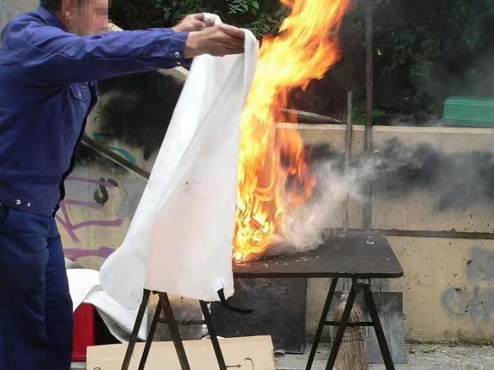 European quality 1m x1m Fiberglass Fire Blanket for Emergency Flame Retardant Protection and Heat Insulation manufactured in chi