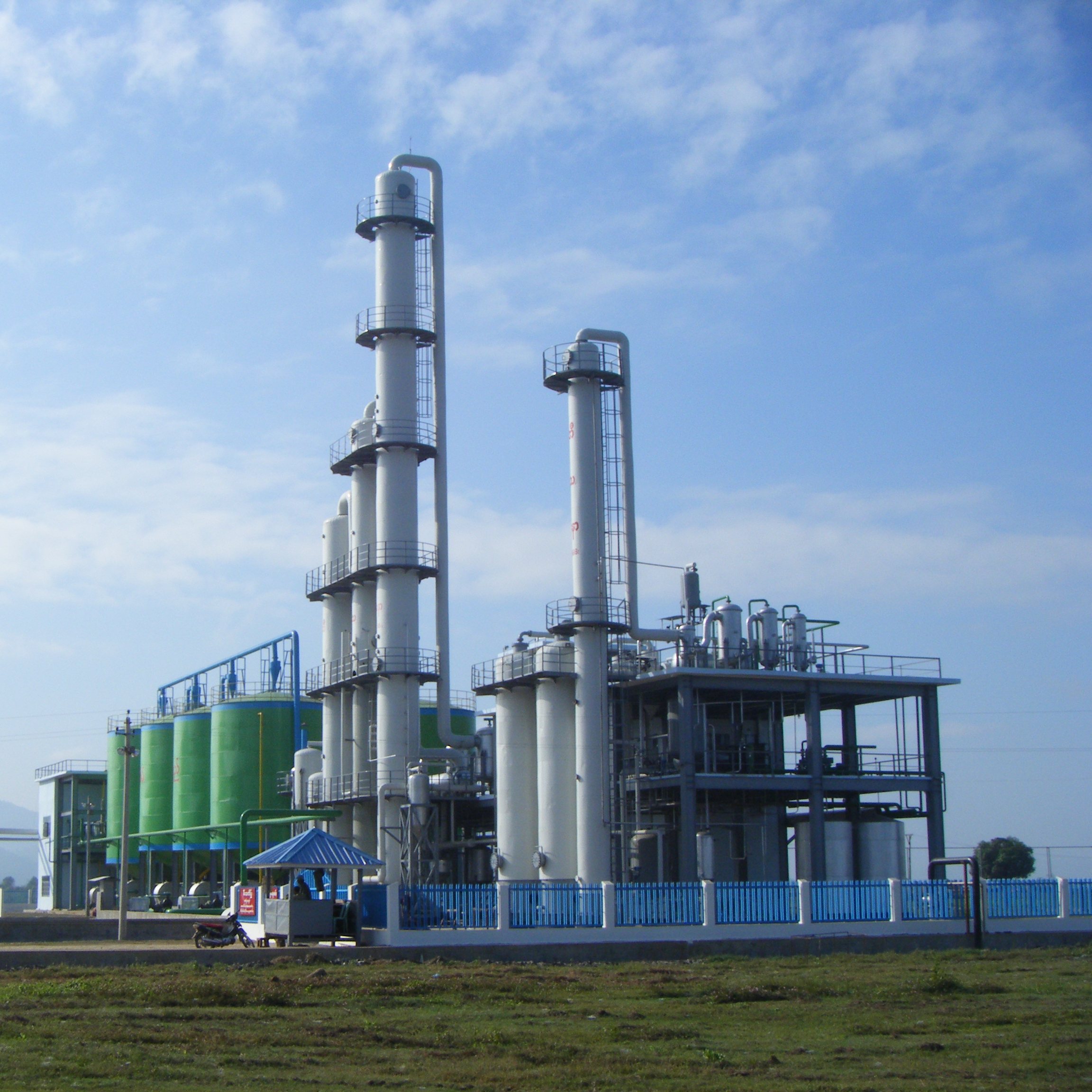 Ректификационная колонна для нефтеперегонного завода. Ректификационная колонна переработка нефти. Элоу-авт-6. Ректификационная колонна нпз. Колонны агпз.