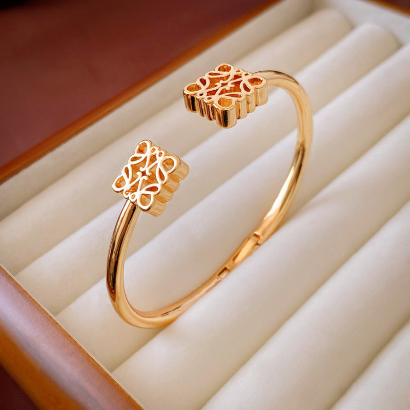 French Fashion Light Luxury Real Tarnish Free 18k Gold Plated Saudi Arabia Jewelry Hollow Pattern Square Open Bangle For Women