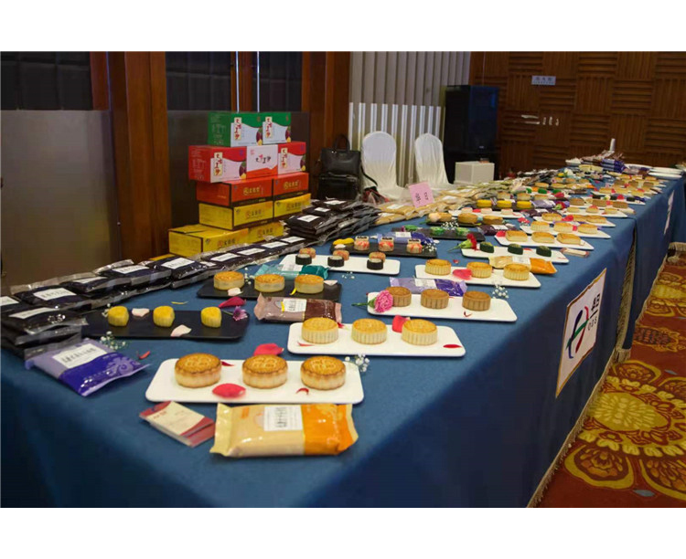 Cantonese Laowu Ren Traditional Handmade Fruit-flavored Mid-autumn Moon Cake Pastry