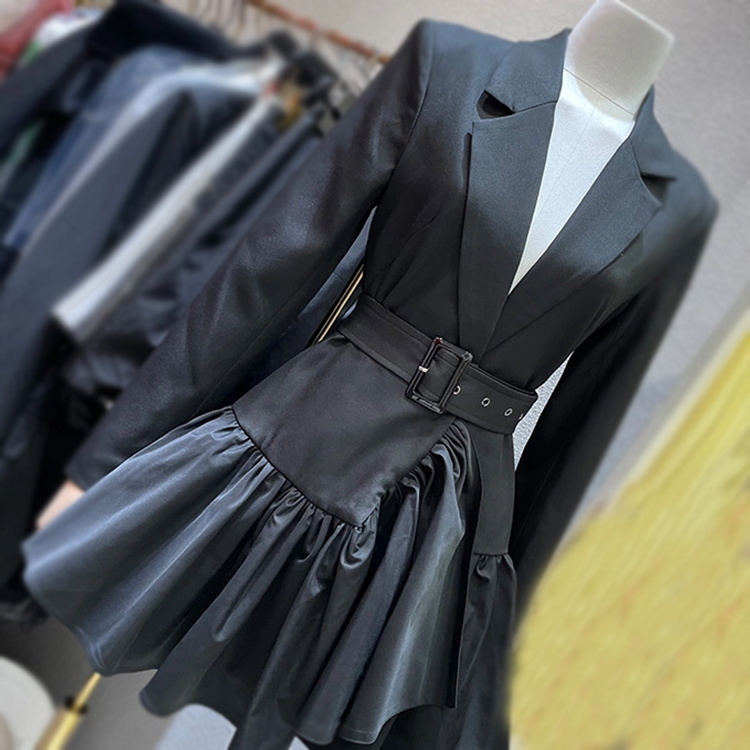 The Waistband Of The Suit Skirt And The Jacket Is Designed With Flapper