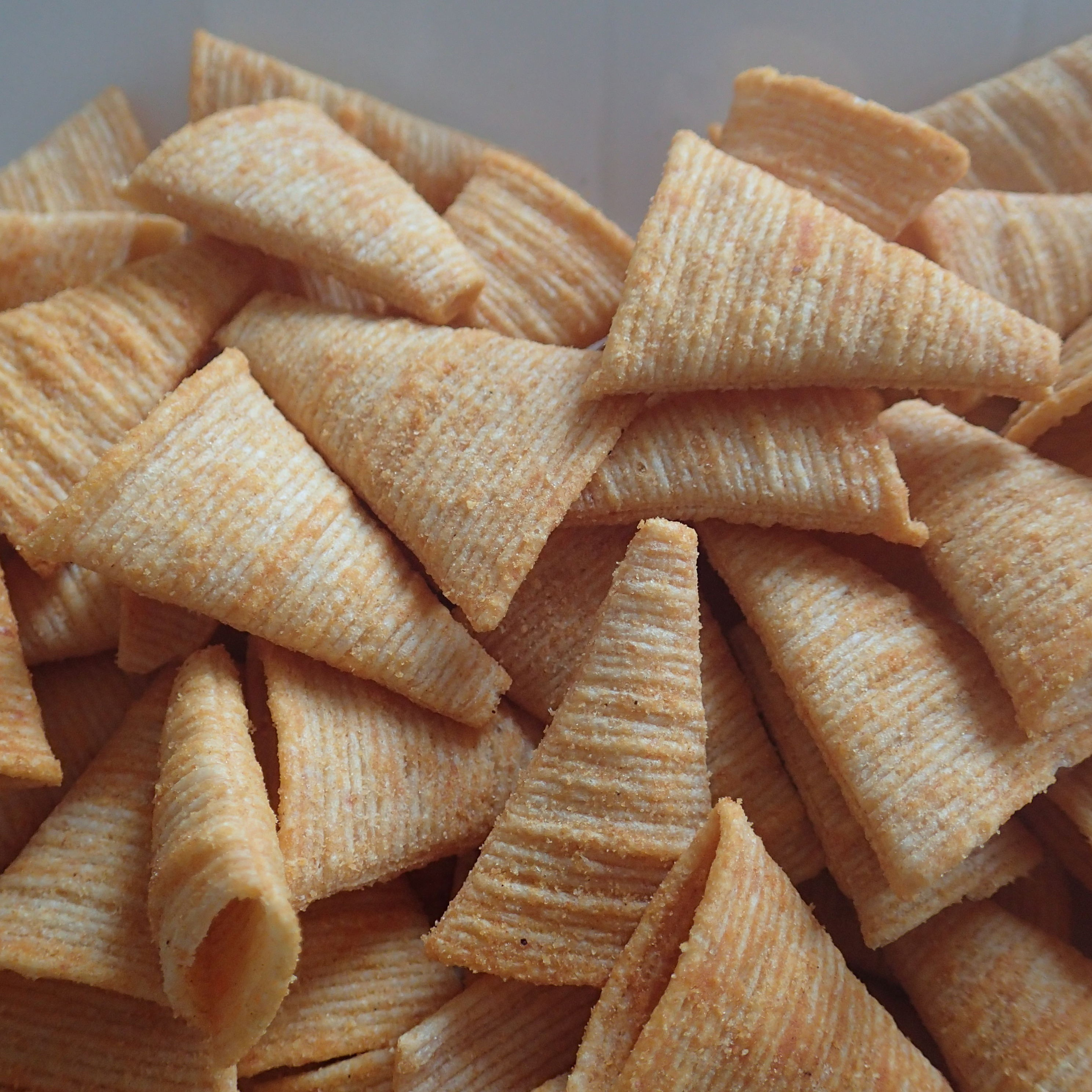 Good Tasty Best Price chinese Rice Cracker Adults Cheese Flavored Puff Pastry triangle cracker fried cracker triange chips