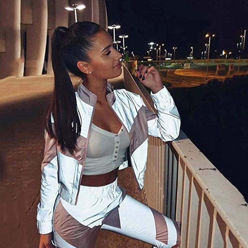 Women wear long-sleeved coats  off-the-shoulder coats  sweatpants  slacks and reflective tracksuits
