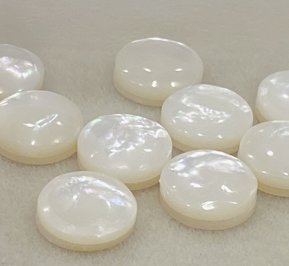 For both men and women, natural pearl oyster mother, child and mother combine into one jewelry shell accessories can be put chip