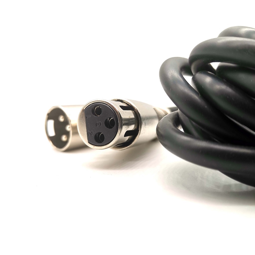 XLR 3-контактный штекер-гнездо с удлинительным кабелем в пластиковом корпусе 3 м