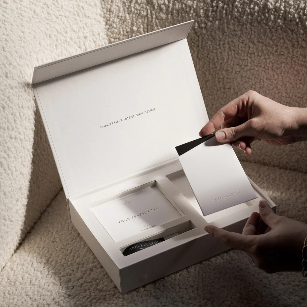 Custom Logo White Cardboard Magnetic Packaging Rigid Paper Gift Box With Gift Card