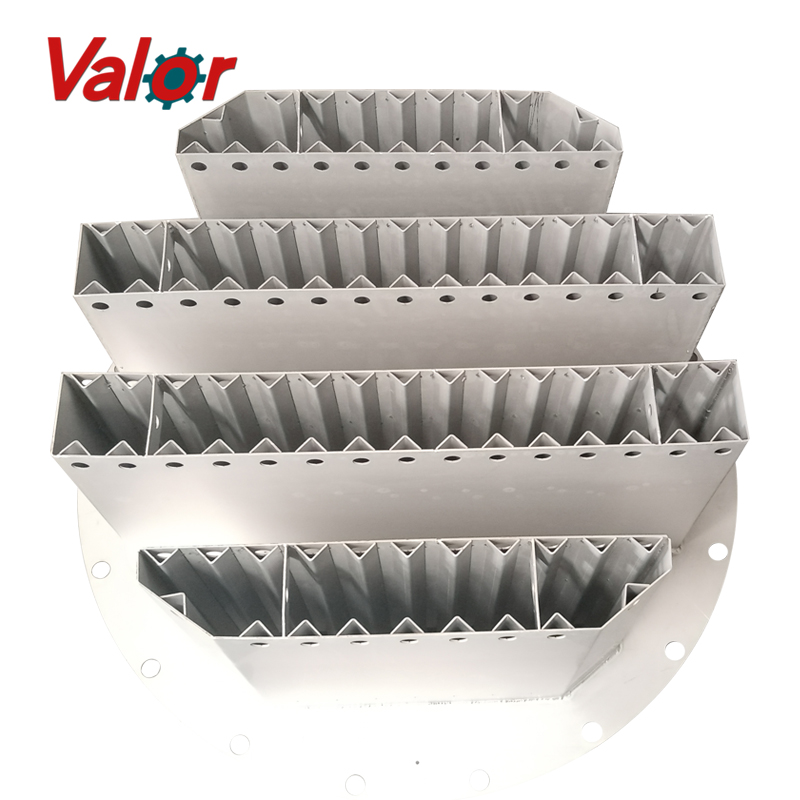 liquid distributor tower internals with high turn down ratio