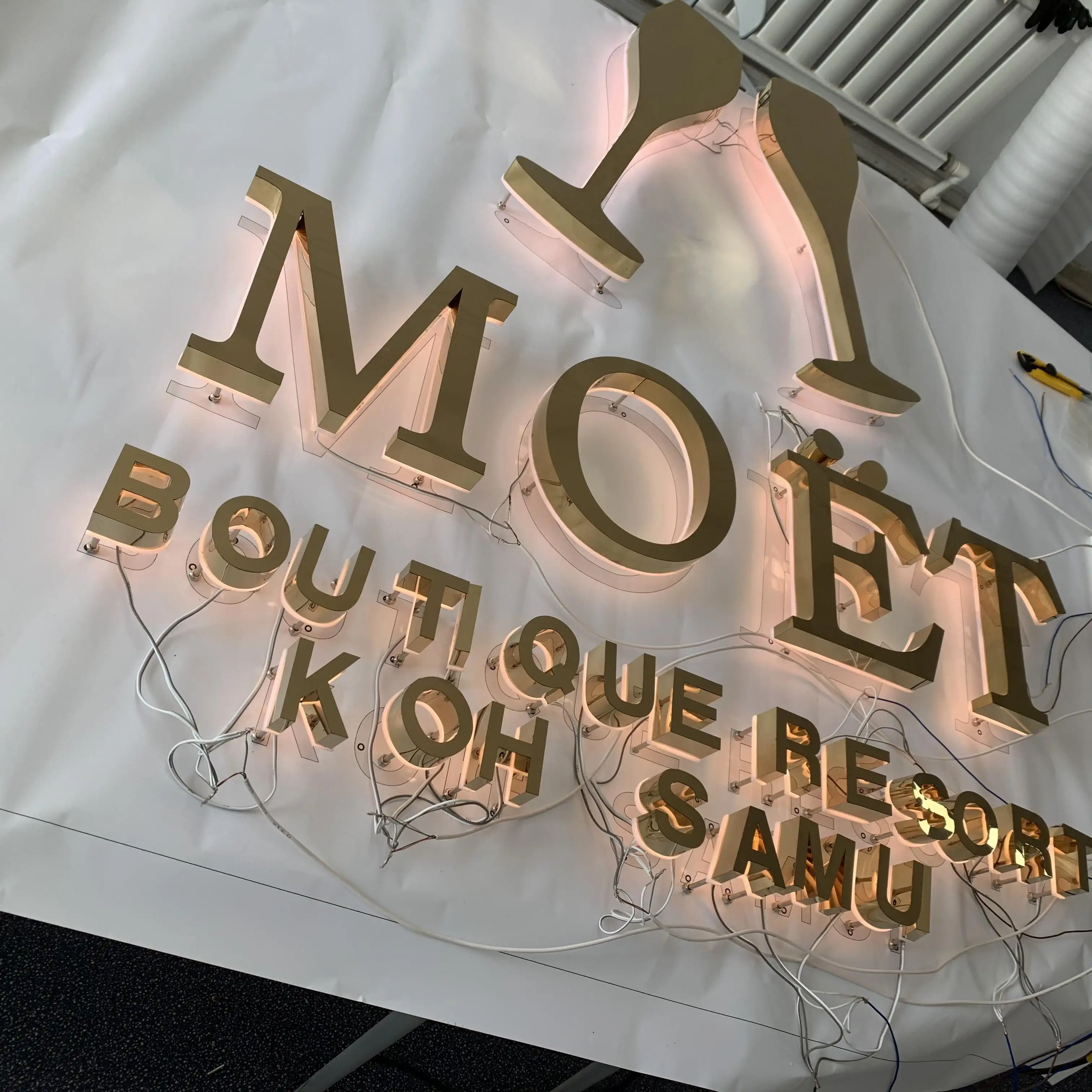Manmufacturer Custom Laser Cutting 3d Metal Titanium Backlit Signage Stainless Steel Letter Mirror Electronic Signs