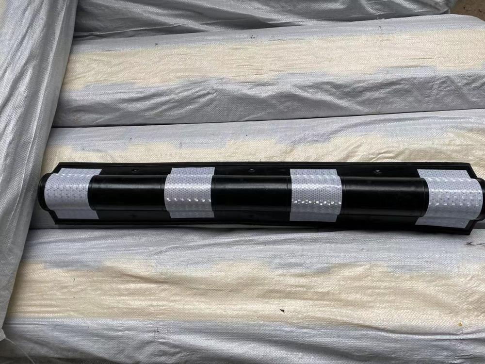 800mm Round Corner Cable Protector Rubber Wall Guard With Yellow Reflector