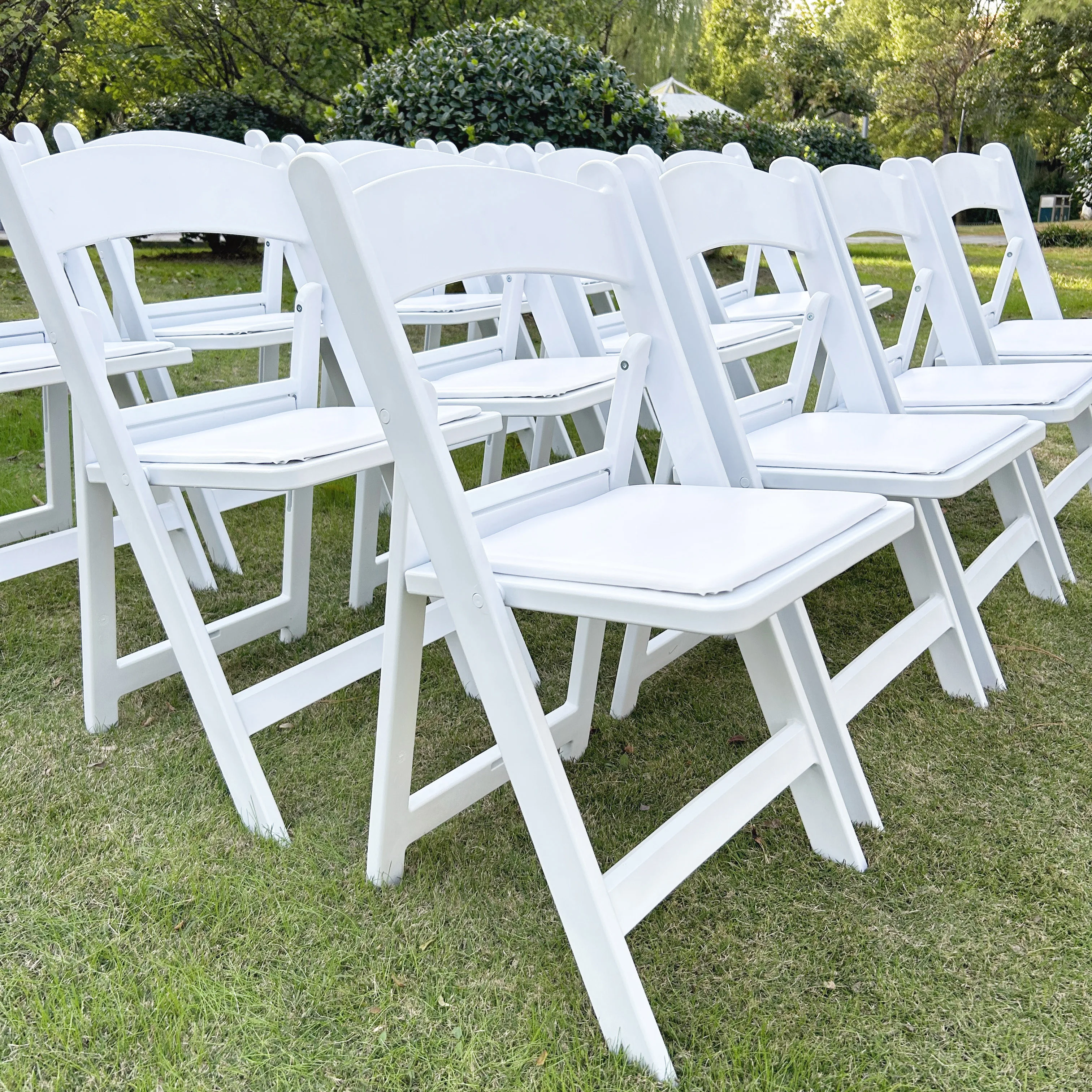 Wholesale Outdoor dining restaurant chair banquet wedding and party Black Wimbledon Resin Folding chairs for events