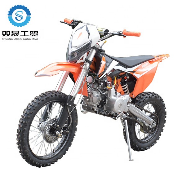 Квадроцикл ATV 125 cc и высококачественный мотоцикл с шлемом