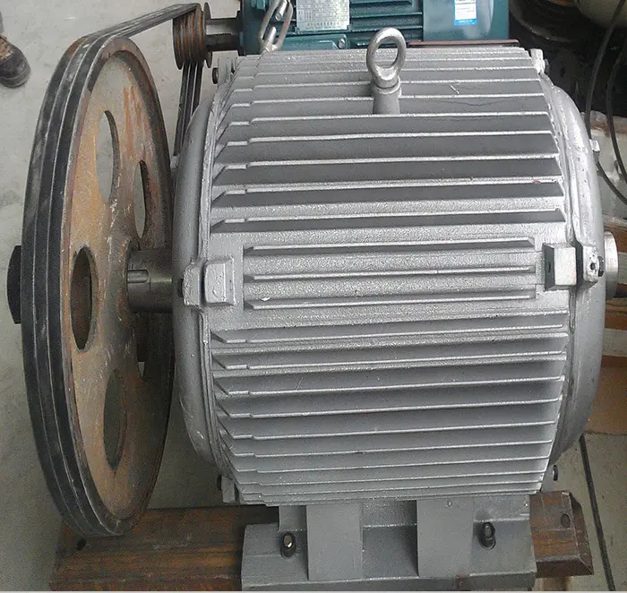 Three-phase ac permanent magnet synchronous generator