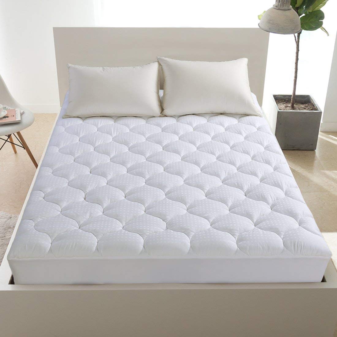 Premium hypoallergenic bed bug waterproof mattress protector