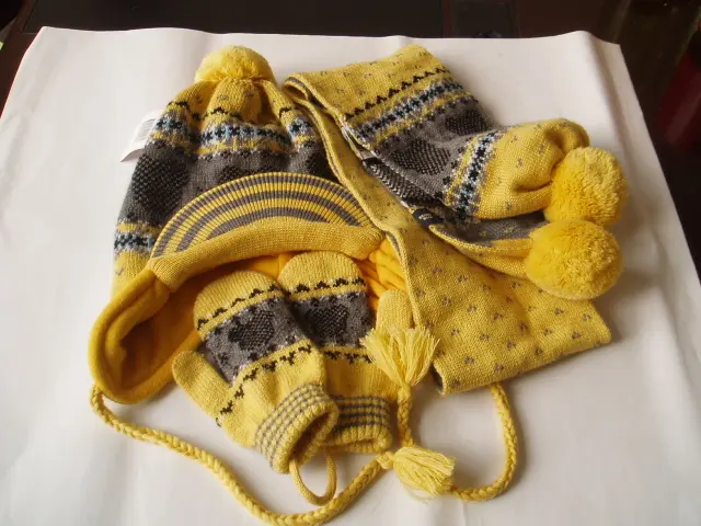 Wholesale popular knitted pattern hat scarf gloves set for children