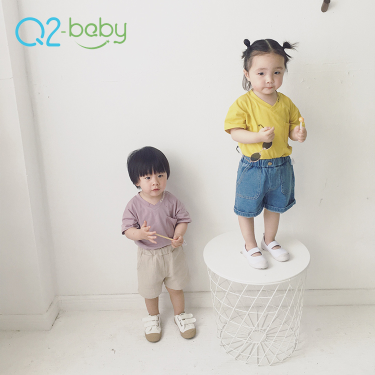 Дешевые простые хлопковые детские футболки Q2-baby оптом с V-образным вырезом