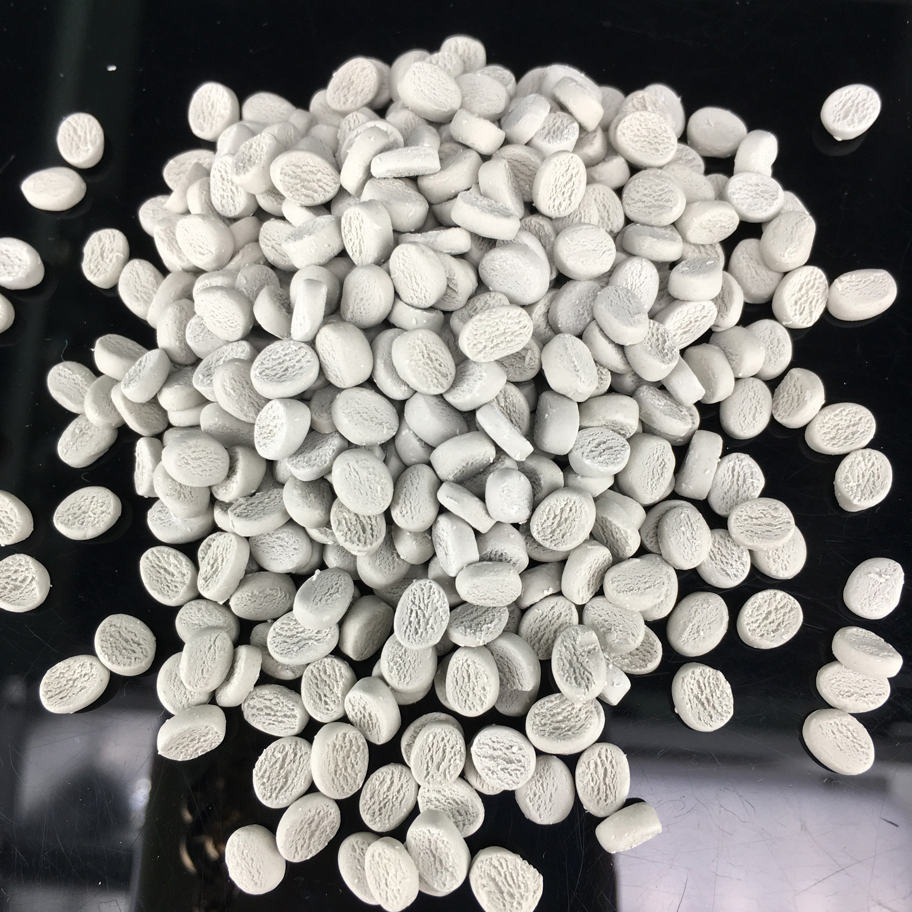 Изготовленные на заказ полиэтиленовые ПЭНД LDPE переработанные пластиковые гранулы оксид кальция влагопоглощающие осушающие маточные гранулы для труб