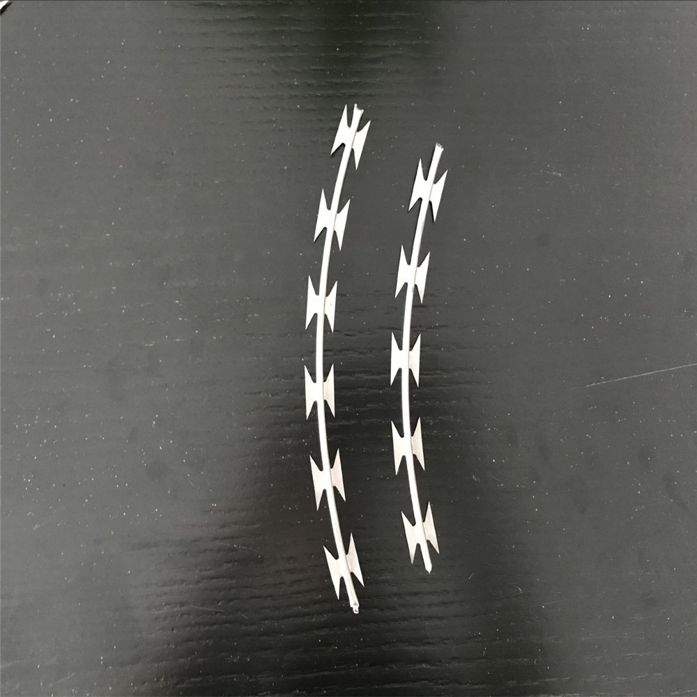 450MM X 33 LOOPS galvanized razor wire/razor wire concertina cbt65/Dubai razor wire fence flat wrap coil clips rapid barrier