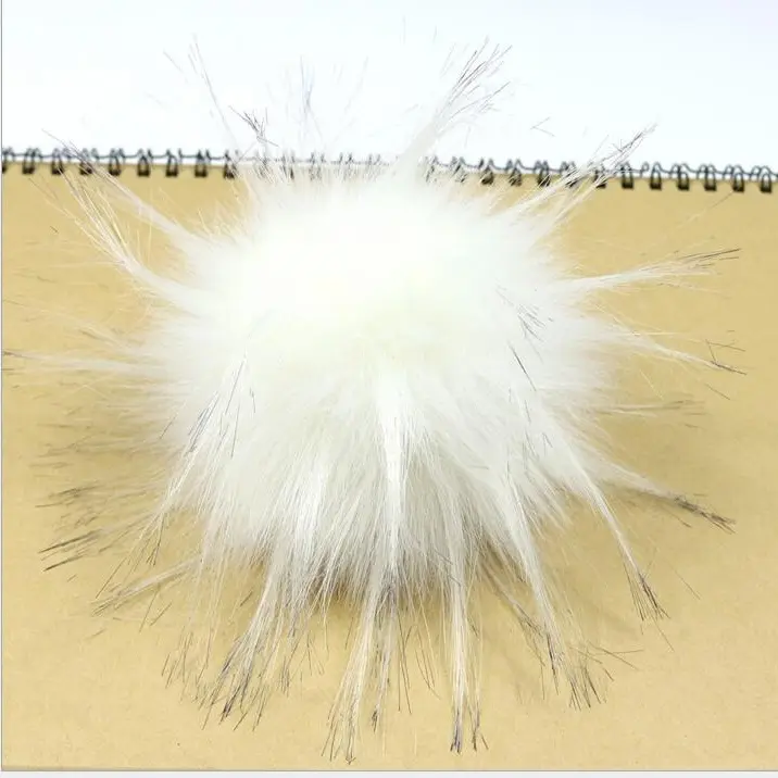Искусственного меха енота pom poms с кнопками для вязать шапочки шляпа