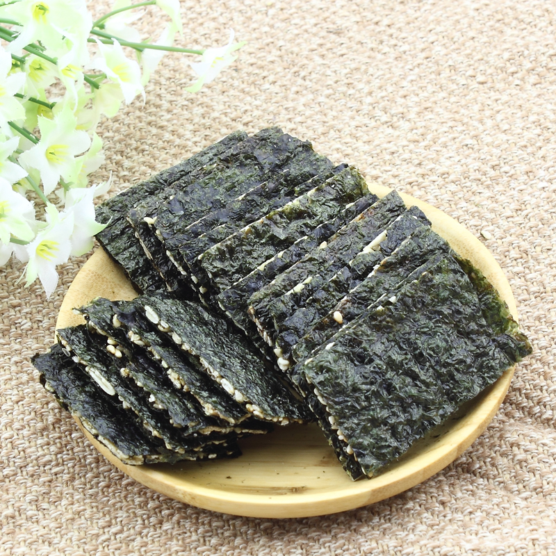 Здоровые закуски, чипсы из жареных водорослей с миндалем и кунжутом