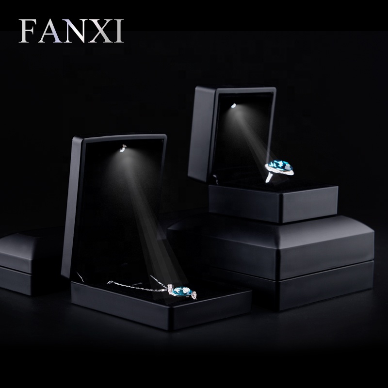 Шкатулка для ювелирных изделий FANXI черного цвета с резиновым покрытием, шкатулка для колец на палец со светодиодной подсветкой для свадебных колец, шкатулка для ювелирных изделий