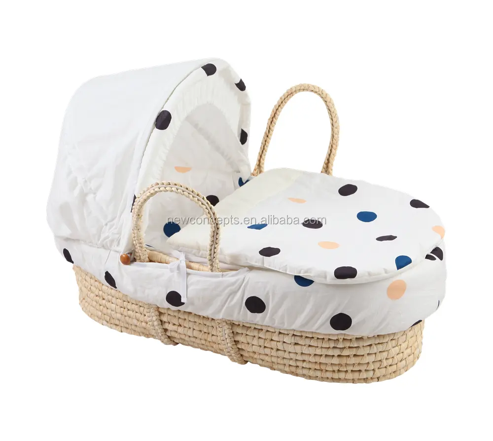 Portable corn husk baby carrying basket , convenient sleeping moses basket for newborns