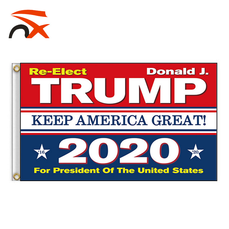 Удерживайте американский флаг Дональда Трампа для 2020 переизбранного президента США в наличии