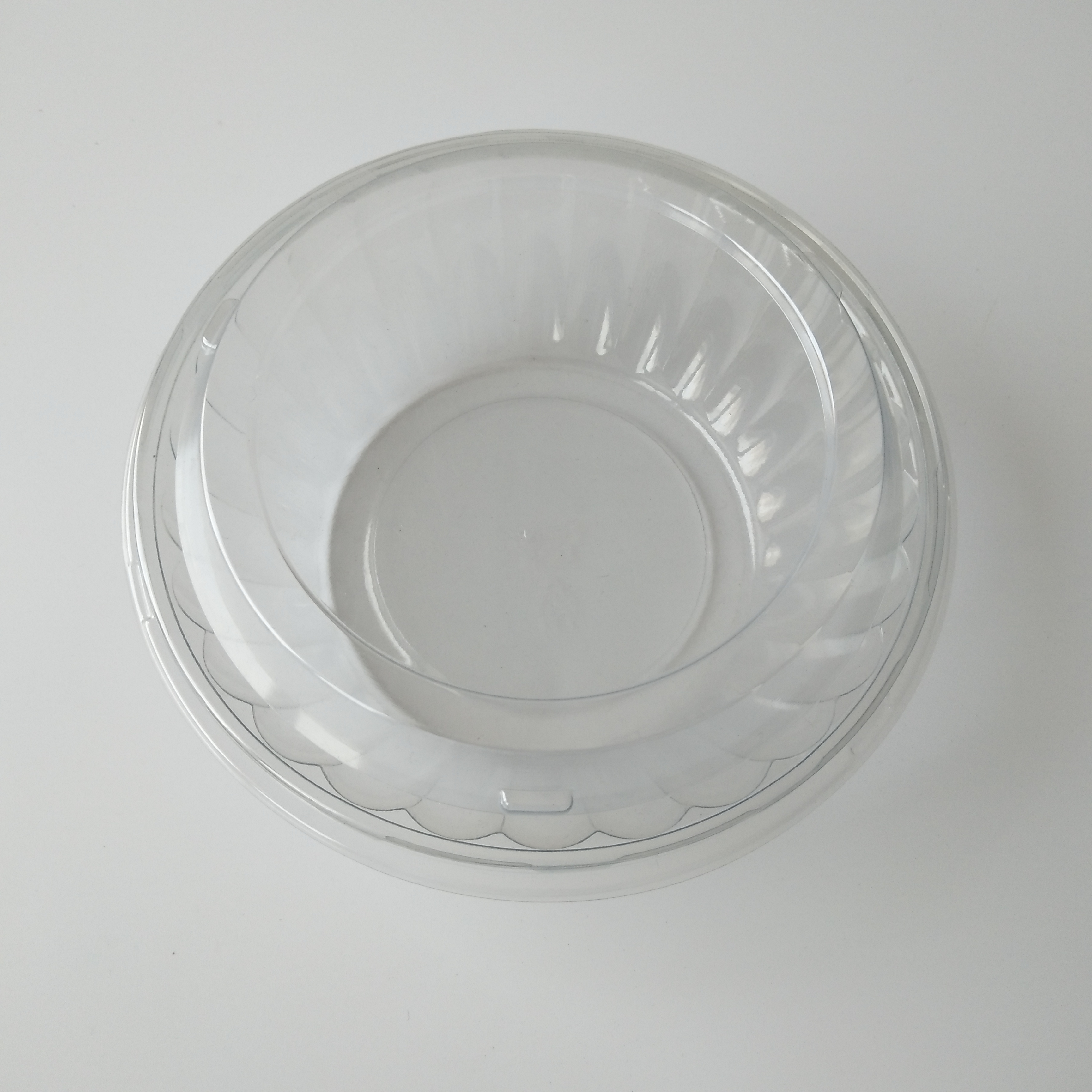 Easy pack large plastic salad bowl