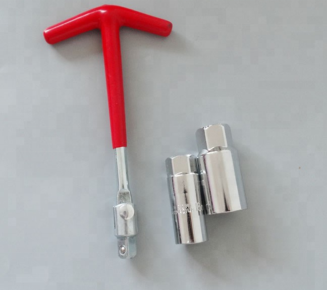 Универсальный торцевой ключ T - Spark Plug