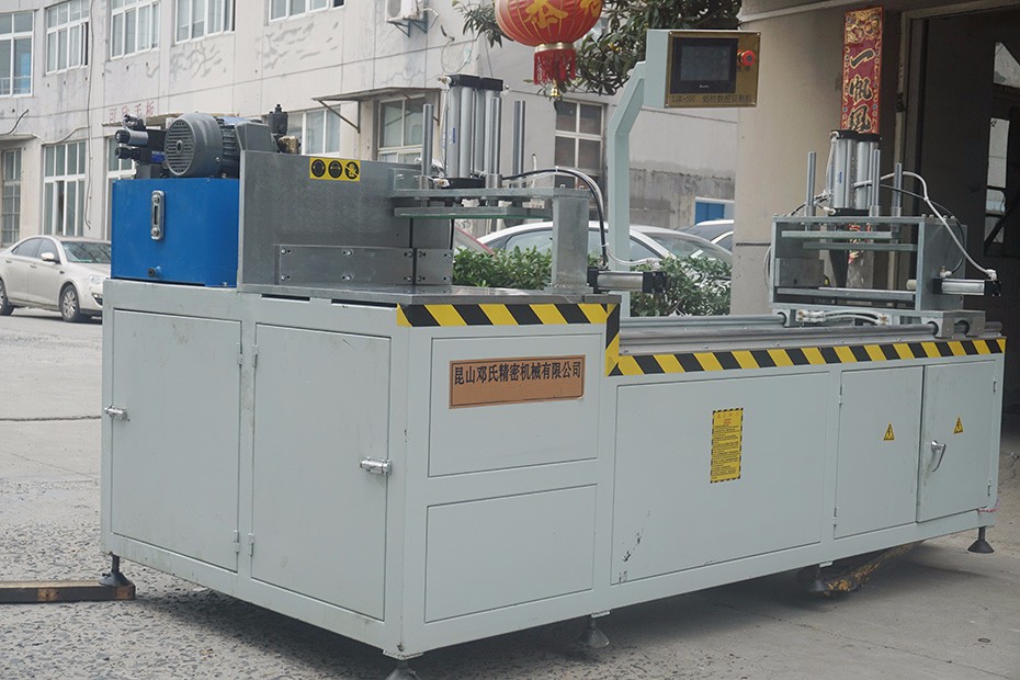Fully automatic cutting saw machine for aluminum profiles