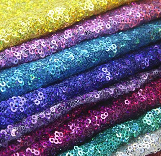Золотой блестящей ткани с серебряной вышивкой