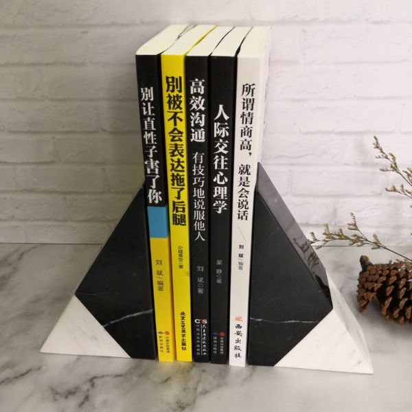 Отдельно стоящий камень мраморный художественный книжный конец