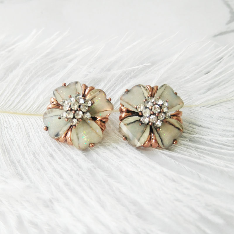 Hot Sale Women Resin Flower Custom Copper Plating Charm Button for Garment Accessories