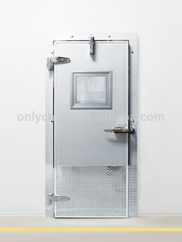 Single cold room hinged door with release handles