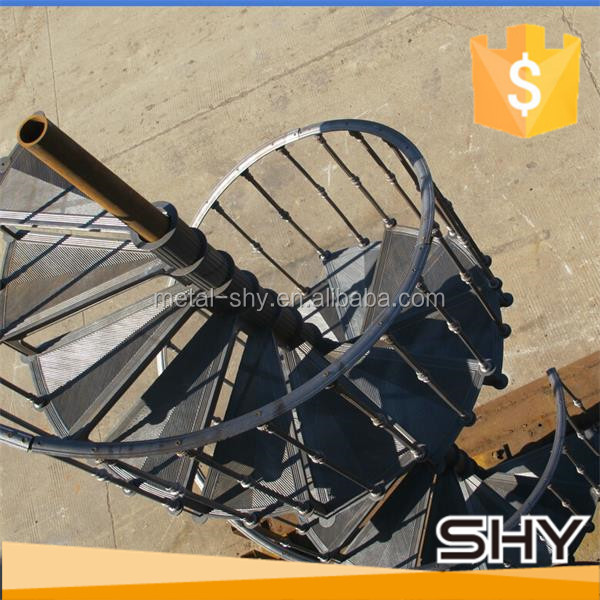 Красивые чугунные декоративные винтовые лестницы комплекты