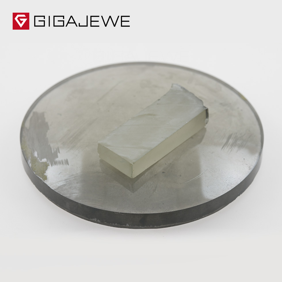 Синтетическое синтетическое сырье из муассанита белого цвета GIGAJEWE, оптом