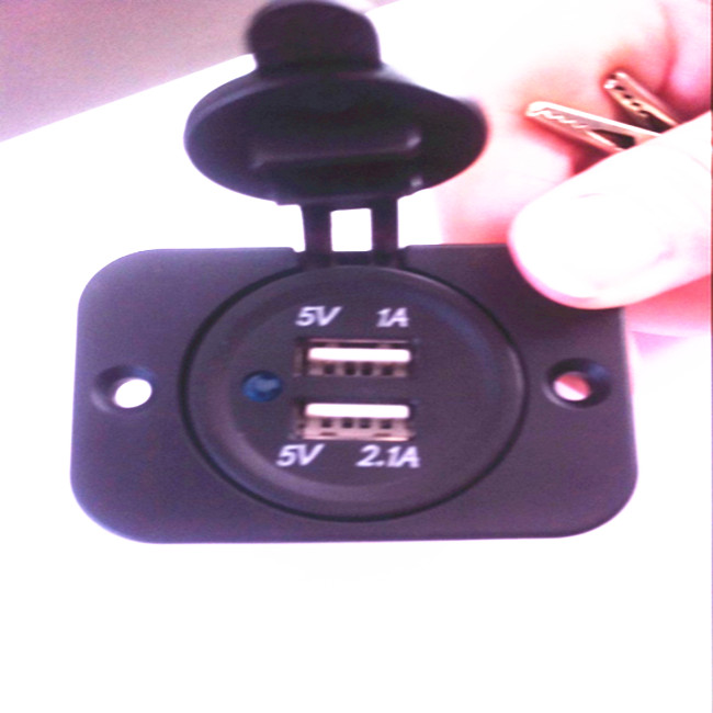 Одобренный CE водонепроницаемый 3.1A 12v Dual USB Автомобильное зарядное устройство розетка автомобильное зарядное устройство с солнечной панелью для мотоциклов мобильных телефонов