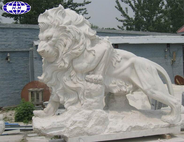 Красная большая каменная статуя льва