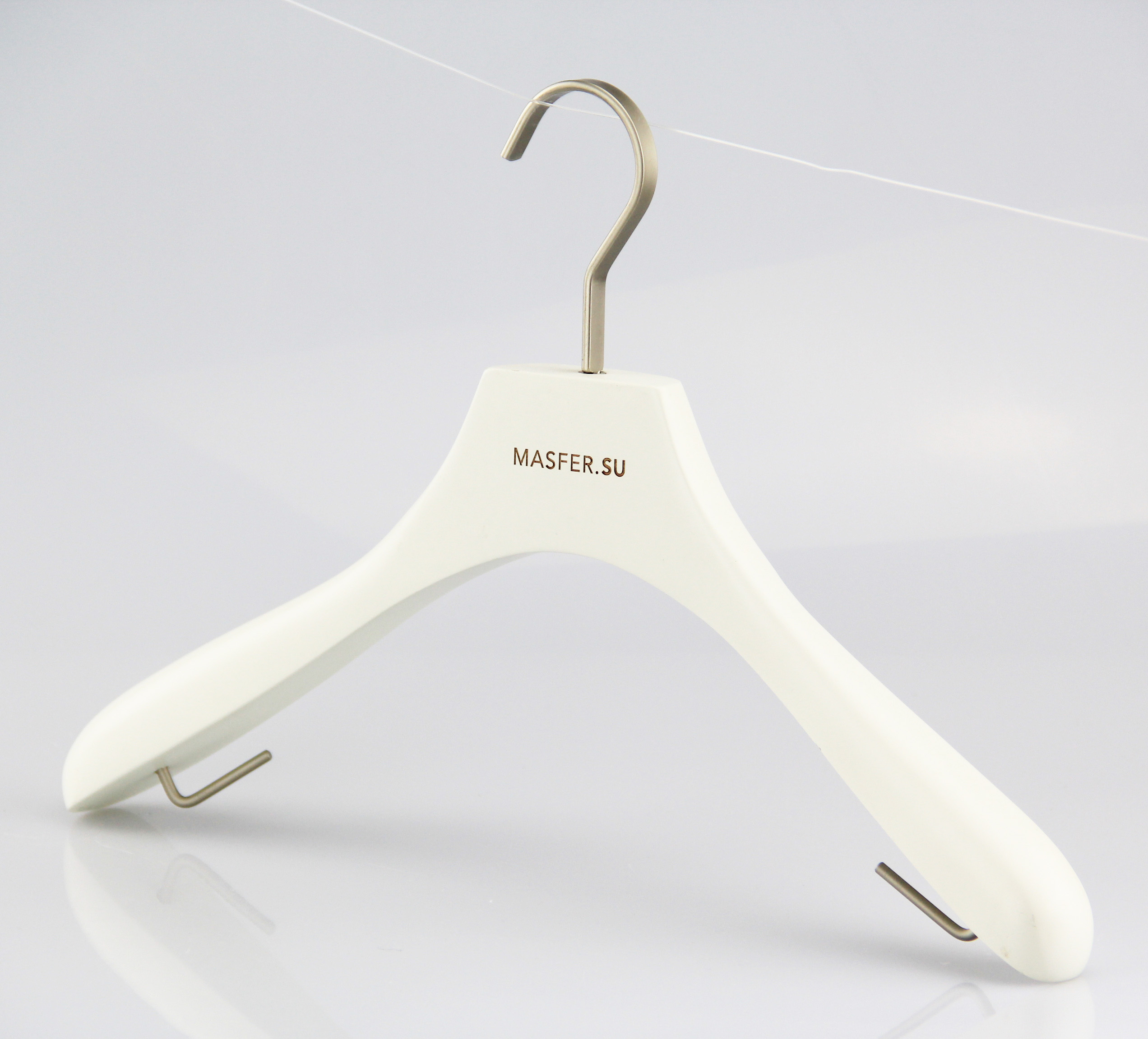 CY-311 luxury white wooden clothes hangers with rosy gold metal accessory