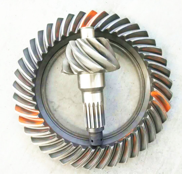 EQ грузовик БАССЕЙНА УГОЛ передач 2402Z638-025/026, средняя ось, 8:39