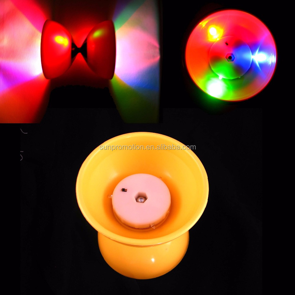 Дети на открытом воздухе играть игра мини флэш led игрушка diabolo