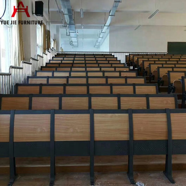 Школьная мебель в классе стул и стол