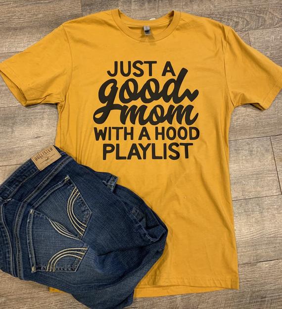 Футболка с надписью Just a good mom with a hood playlist, хипстерская футболка, стильный слоган, графическая рубашка, забавная футболка для мамы, желтая одежда, винтажный Топ