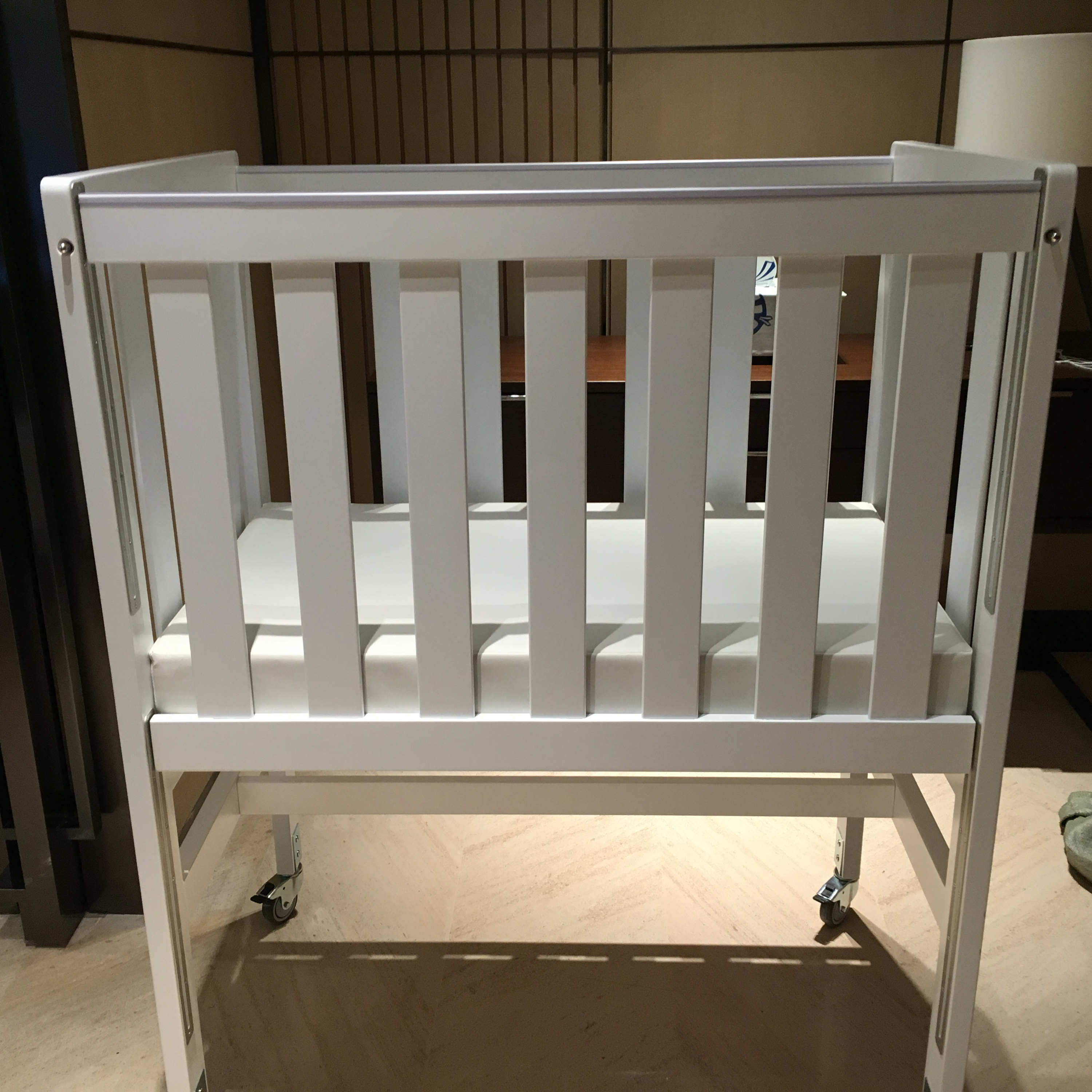 New Zealand Luxury White Wood Baby Cot Lift-up Design Baby Cribs Wholesale