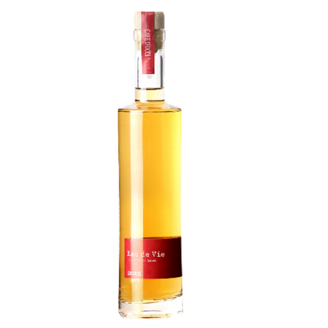 Бутылка с насыщенным ароматом, нежный аромат, фруктовый спирт, ликер, бренди