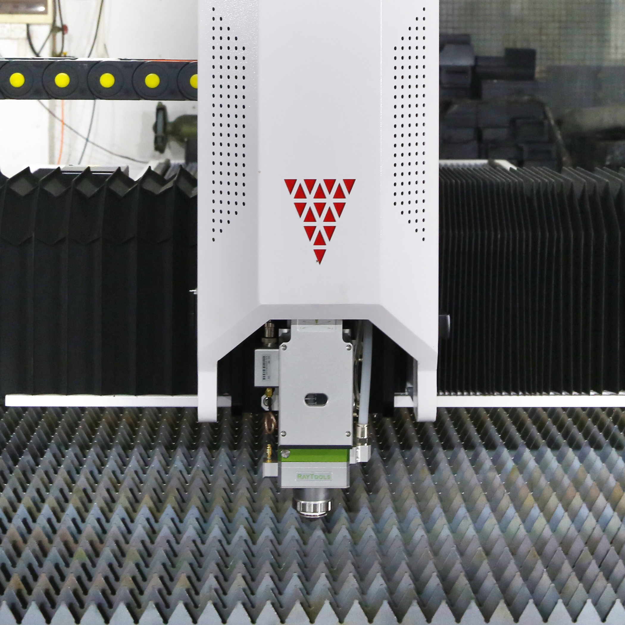 Полностью закрытый 3015 4015 4020 6015 6020 6025 8025 IPG Raycus MAX nLIGHT CNC станок для волоконно-лазерной резки металлических пластин
