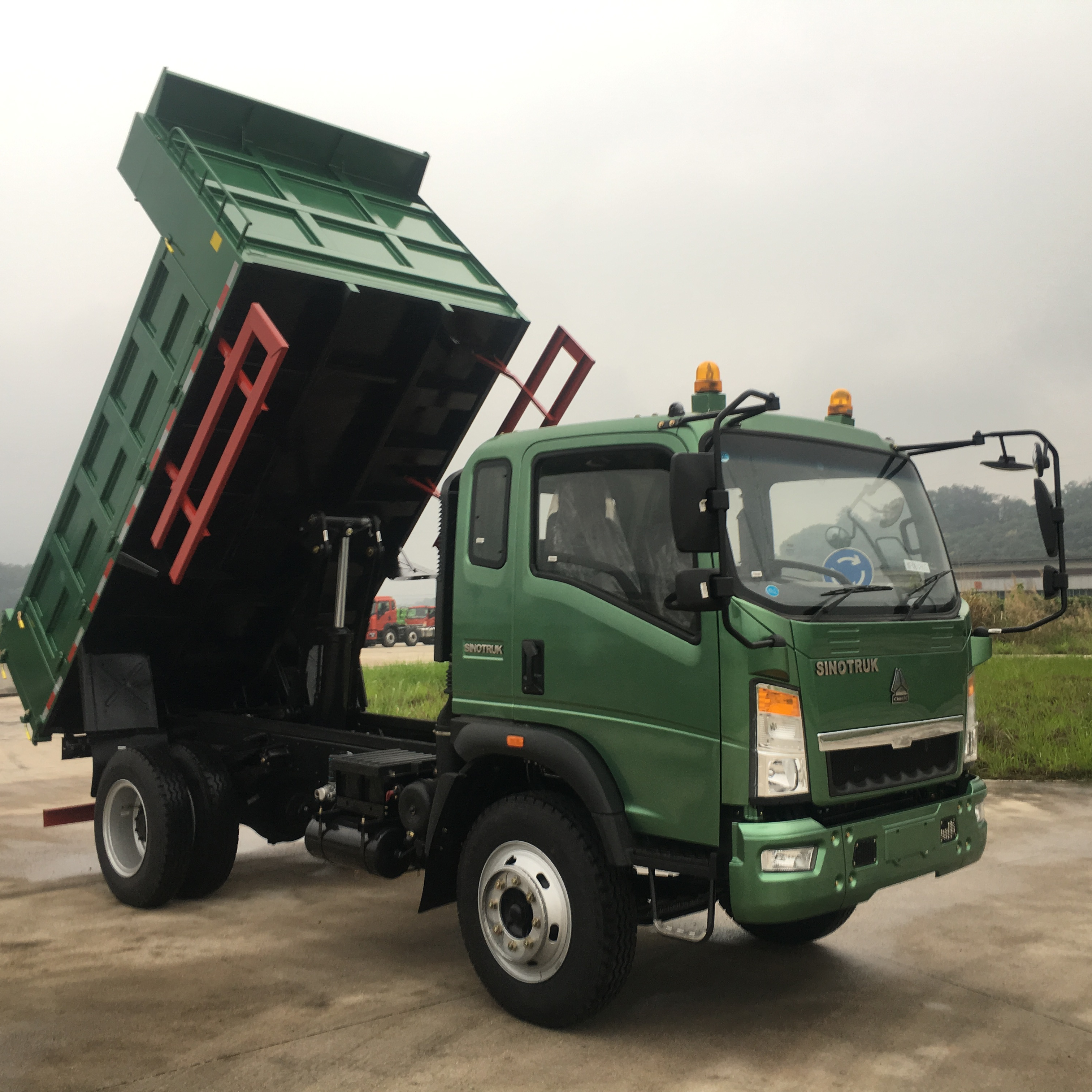 Легкий самосвал Sino 4x2 5 тонн