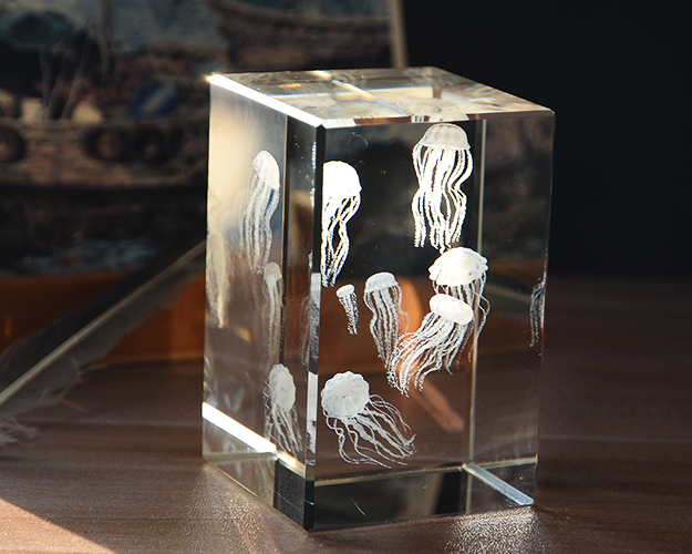 3d-кубик из кристаллов с лазерной гравировкой