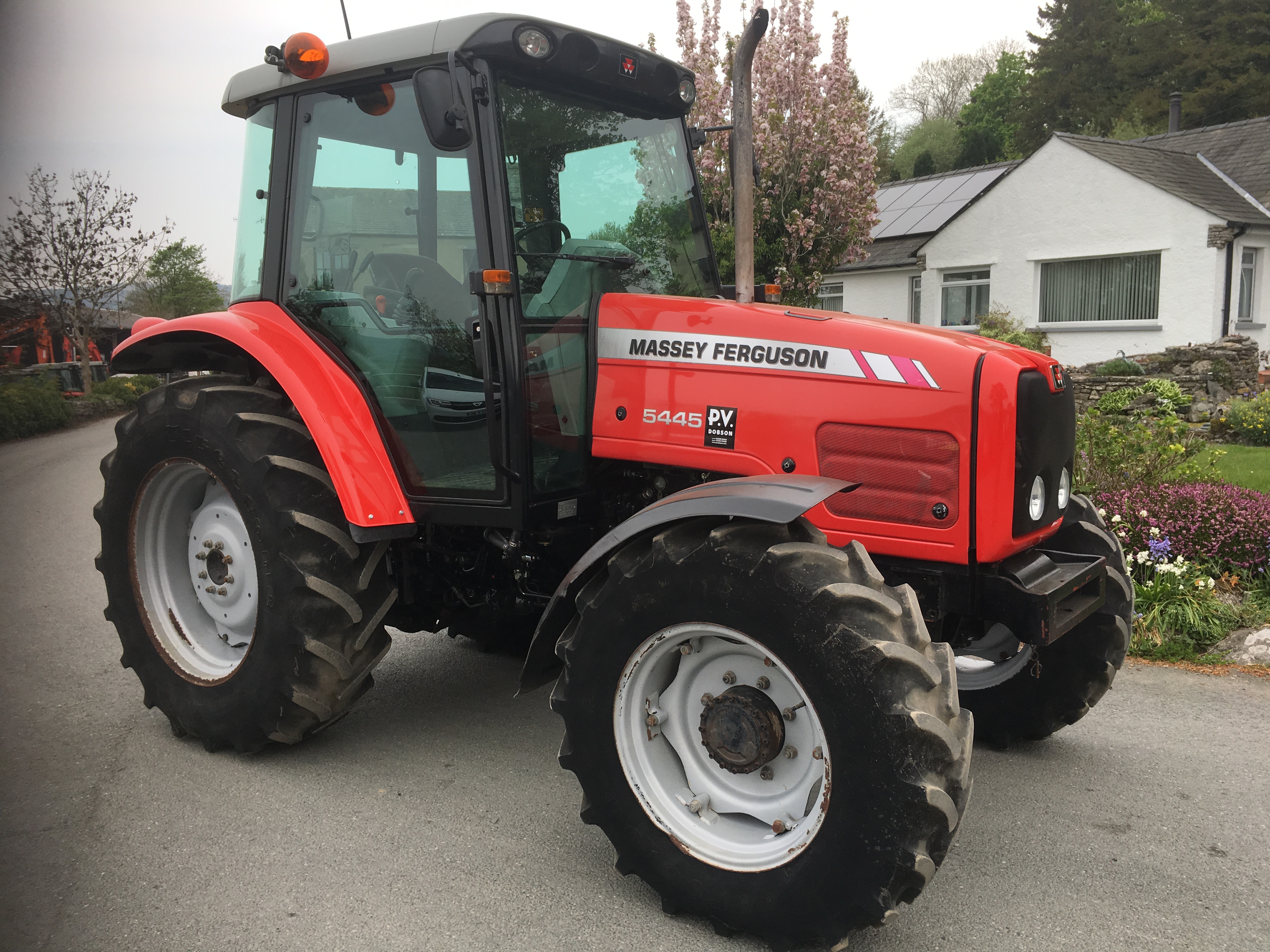 Дешевый трактор Massey Ferguson MF 260, MF 365 4WD, MF 375 4WD